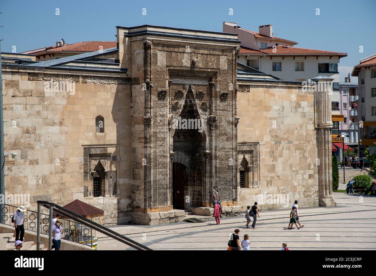 Sivas / Turquie - 3 août 2020 : l'ère Sivas Buruciye Madrasah Seljuk a été construite en 1271. Le portail de la madrasa. La pierre de fabrication dans le portail Banque D'Images