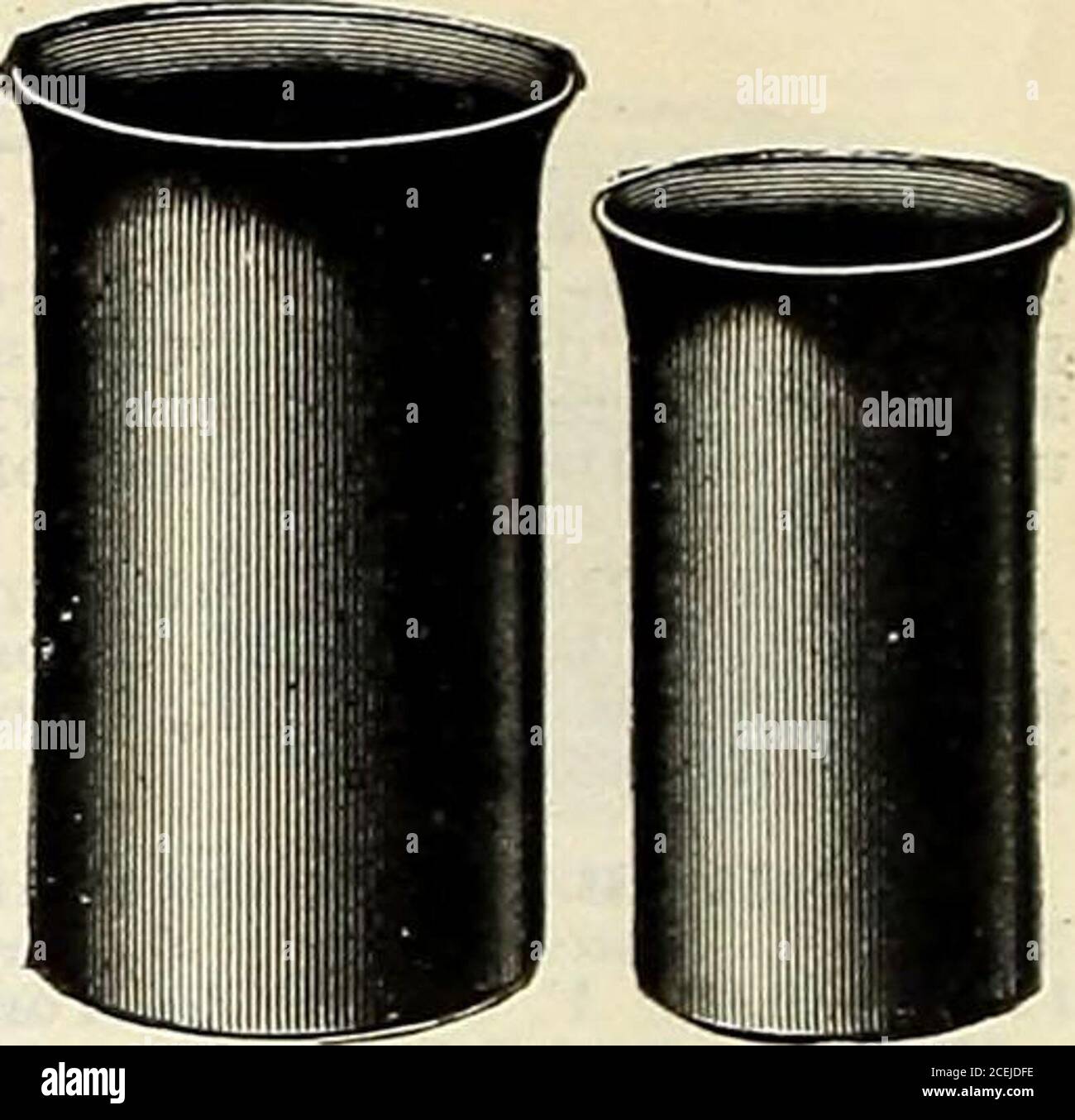 . Livre de Vaughan pour fleuristes. La roue est DES VASES. FLORISTS FIBRE ÉMAILLÉE. Fourrure-nished dans un profond, riche brun glaçure; abso-lintensément imperméable-résistant. Largement utilisé pour afficher les fleurs coupées. Peut être utilisé à n'importe quel usage. Plus souhaitable de verre ou de terre, parce qu'ils sont légers, forts et ne se briseront pas s'ils ont chuté.ils paient pour eux-mêmes dans un court laps de temps.ces vases sont expédiés de Chicago.si désiré de New York ajouter 10 pour cent aux prix ci-dessous. Ceux-ci étant madepar une préoccupation occidentale, nous ne pouvons pas fourrure-nish les tailles exactement comme donné si le navire de New York; mais les variations arenot important. Diam. Profondeur. Non Banque D'Images