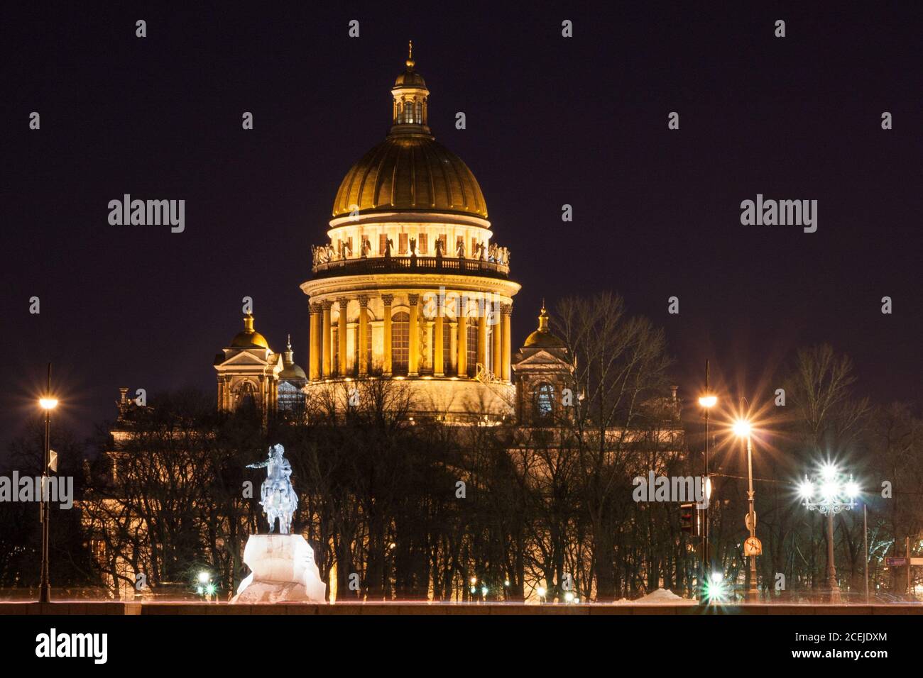 La cathédrale Saint-Isaac. Nuit d'hiver de Saint-Pétersbourg Banque D'Images