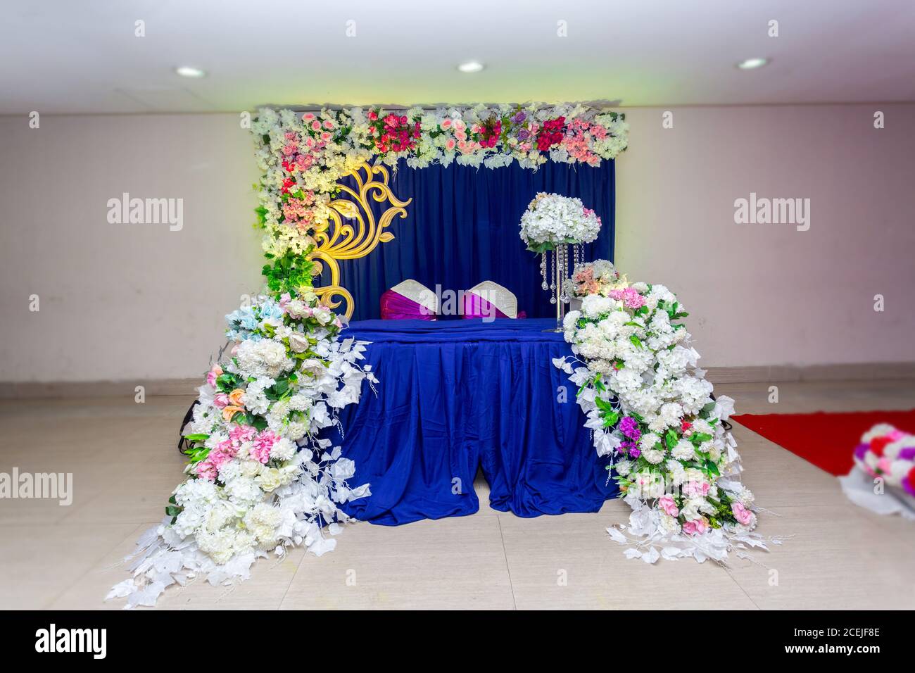 Fleurs artificielles en papier coloré avec décoration d'étape de mariage  bleu marine Photo Stock - Alamy