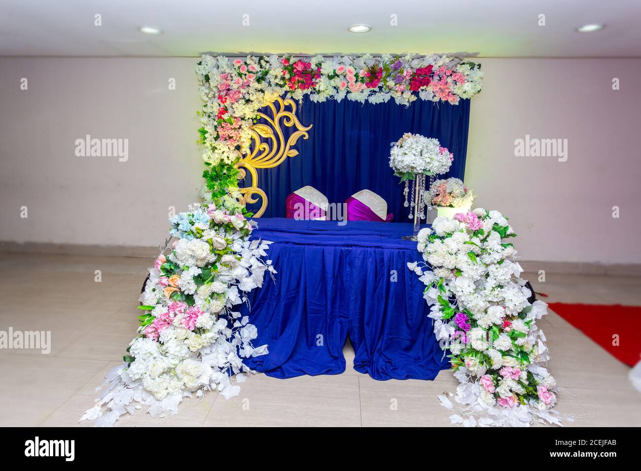 Fleurs artificielles en papier coloré avec décoration d'étape de mariage bleu  marine Photo Stock - Alamy