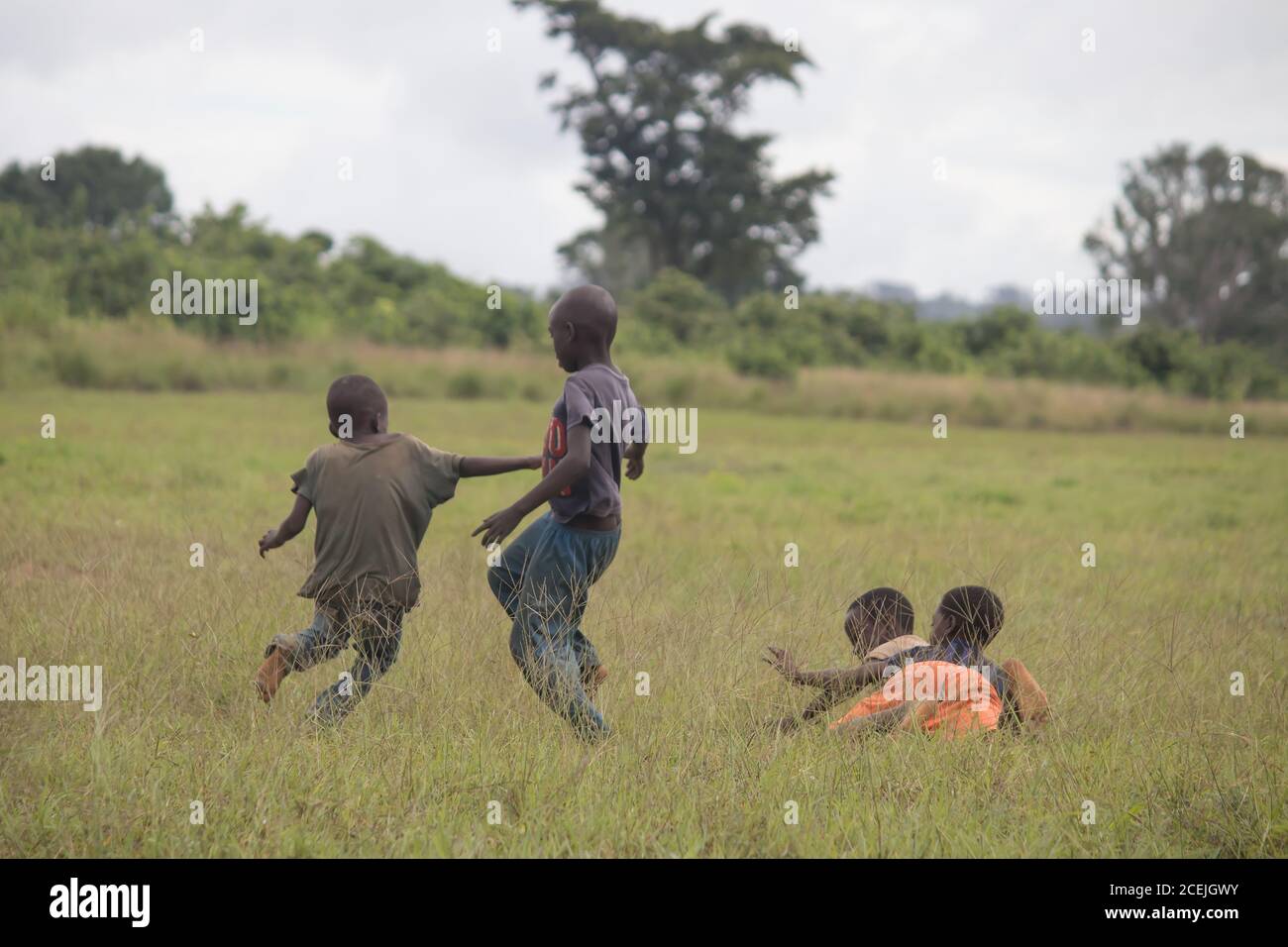 Enfants africains jouant sur le terrain, pays du Mozambique, village africain Banque D'Images