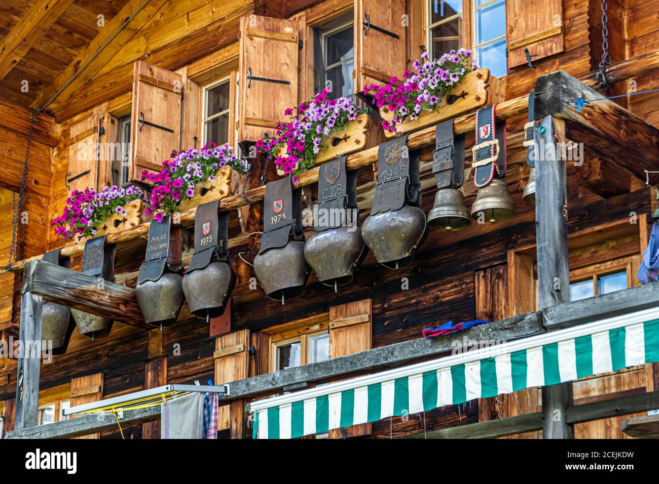 Une collection d'énormes cloches pend sur la maison principale de l'Alp Pöris. De là, le Lenkerhof reçoit son fromage de chèvre frais. ALP Dairy, Lenk, Suisse, Lenk, Suisse Banque D'Images