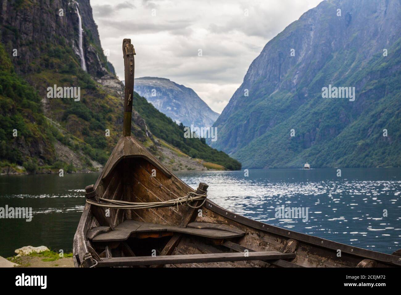 Vue magnifique sur Viking drakkar au bout du Sognefjord entre Flam et Gudvangen en Norvège. Banque D'Images