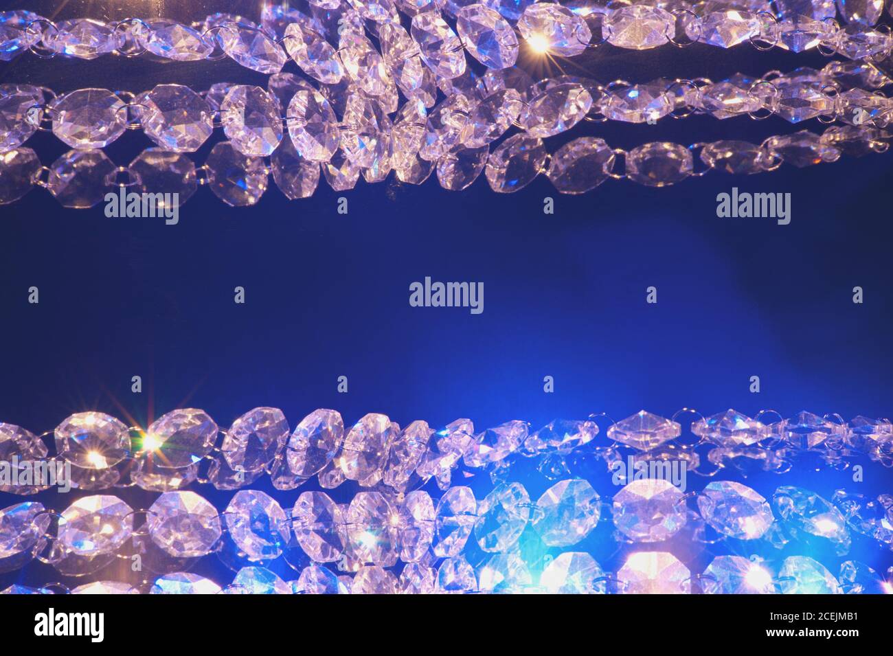 Arrière-plan avec pierres brillantes et diamants sur fond bleu Banque D'Images