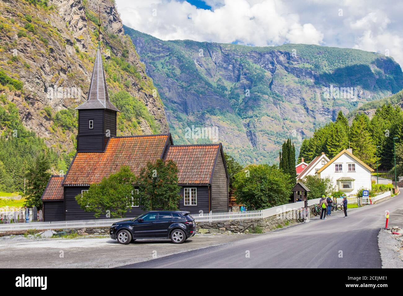 Magnifique vue d'été sur le Flam kirke sur une route de randonnée reliant le FLAM et le MURDAL. Banque D'Images