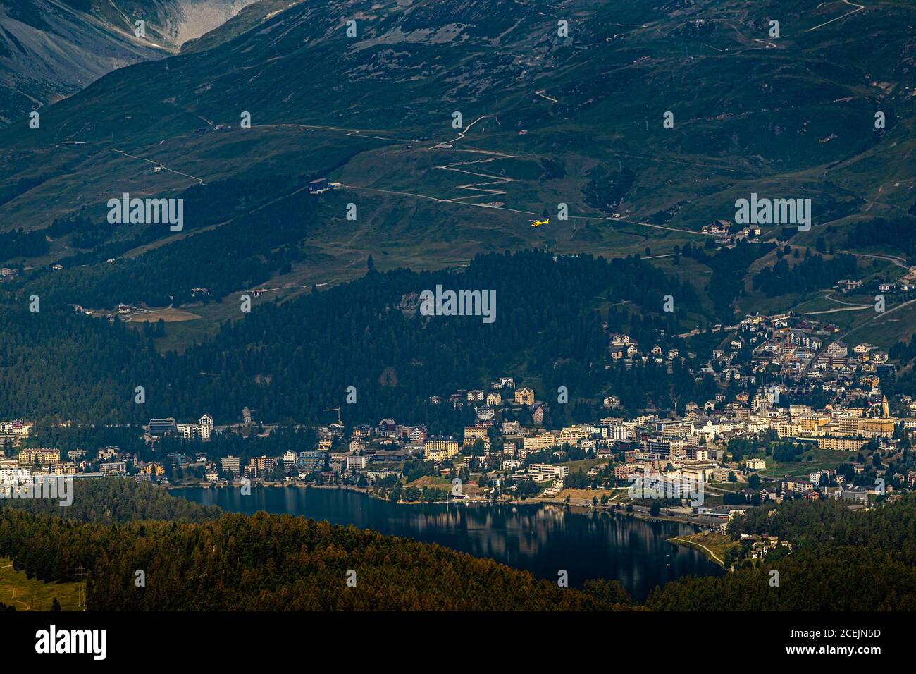 Hélicoptère au-dessus de Saint-Moritz, Suisse Banque D'Images