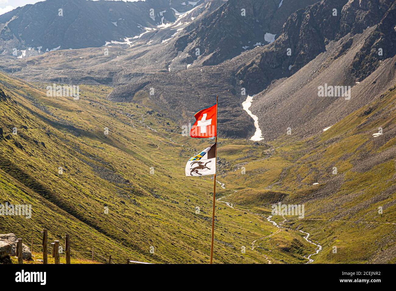 Drapeau du canton de Graubuenden. Le drapeau du canton des Grisons se compose de trois parties et rappelle ainsi les trois confédérations dont le canton actuel est né. L'ibex noir comme emblème de l'alliance de Dieu, le champ divisé pour l'alliance grise et la croix bleu-jaune pour l'alliance des dix juges. Suisse Banque D'Images