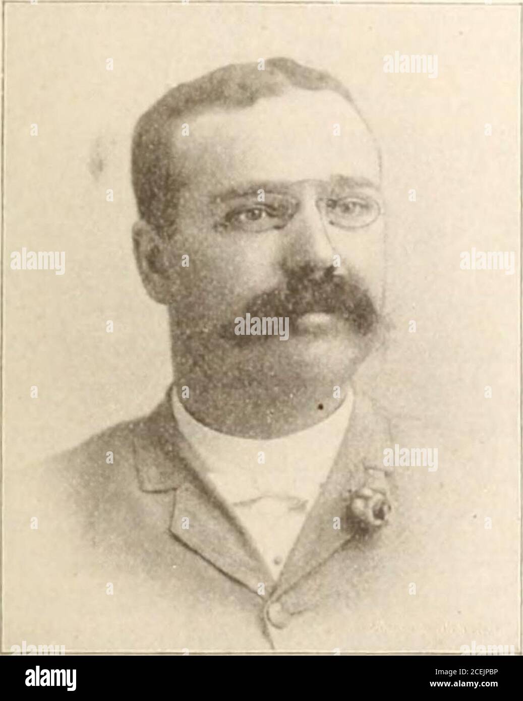 . L'homoeopathologiste américain est revenu et a lié son aventure, seulement pour apprendre que sa femme avait enlevé le chaume avant qu'il ne soit sorti. Une demi-heure plus tard le médecin est venu dans un peu agité, et a ex-prainé que, tout en revenant de la maison de cas anurgent, il avait été retenu par un hig iwayman à l'aspect le plus mal-laineux et volé de veille hisatch. — Je suppose, a dit l'ami facetieux du voyageur thereturned, que vous vous êtes arrêté au l1 lotel de Yille pendant que vous êtes à Paris ? Non, nous ne nous sommes pas arrêtés à l'hôtel de VWE à l'hôtel de Ham et Fggs. L'homéopathie américaine. Émetteur 1 e Ce journal est publié Banque D'Images