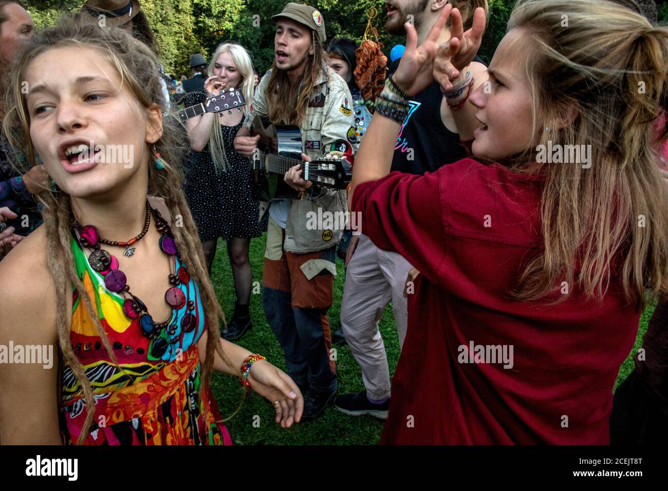 Moscou, Russie. 1er septembre 2020 rencontre traditionnelle des fans de la sous-culture hippie sur une grande pelouse dans le parc Tsaritsyno de Moscou, Russie. Plusieurs dizaines de personnes prennent des parties de l'air libre pour profiter des arts alternatifs et de la musique Banque D'Images