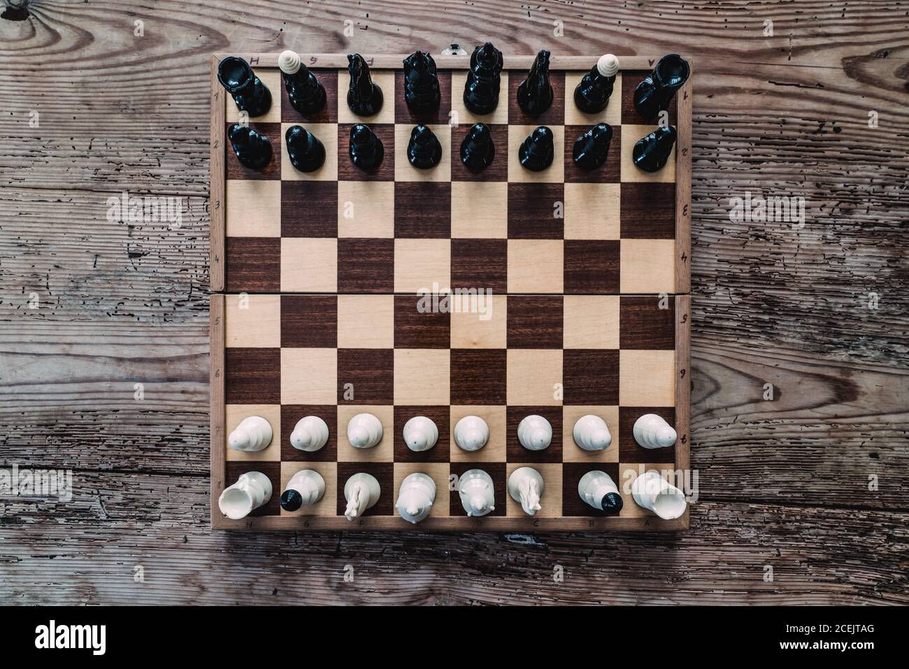 Vue d'en haut de l'échiquier avec pièces d'échecs sur bois arrière-plan Banque D'Images