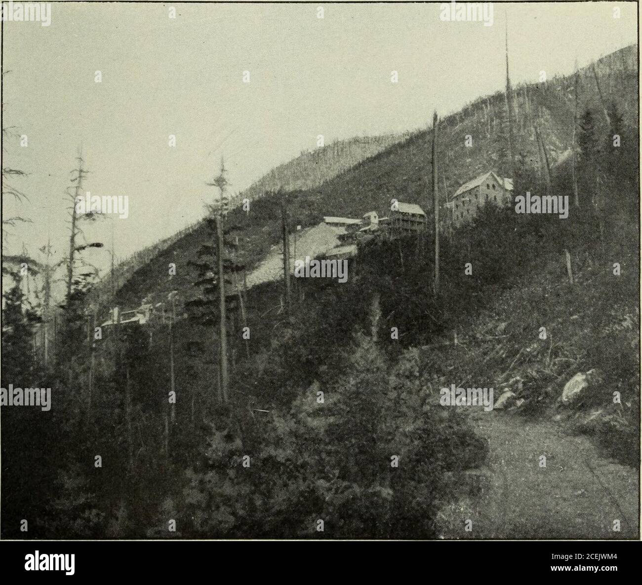 . Rapport de la Commission chargé d'enquêter sur les ressources en zinc de la Colombie-Britannique et les conditions qui influent sur leur exploitation. Mine Enterprise - le lac Slocan EST-3 RAPPORT SUR CERTAINES MINES D'AINSWORTH ET DE la SLOCAN. ALFRED C. GARDE, M.E., membre de l'Institut minier canadien. La mine Slocan—American Boy 255 Monsieur:— Je vous prie de vous faire tenir ci-joint mon rapport sur certaines mines et perspectives, dans le camp Slocan et Ainsworth, que j'ai examiné de façon indépendante à la thereque de M. Philip Argall, ingénieur en chef des travaux sur le terrain dans le cadre de l'enquête sur les ressources en zinc de la Colombie-Britannique. Banque D'Images