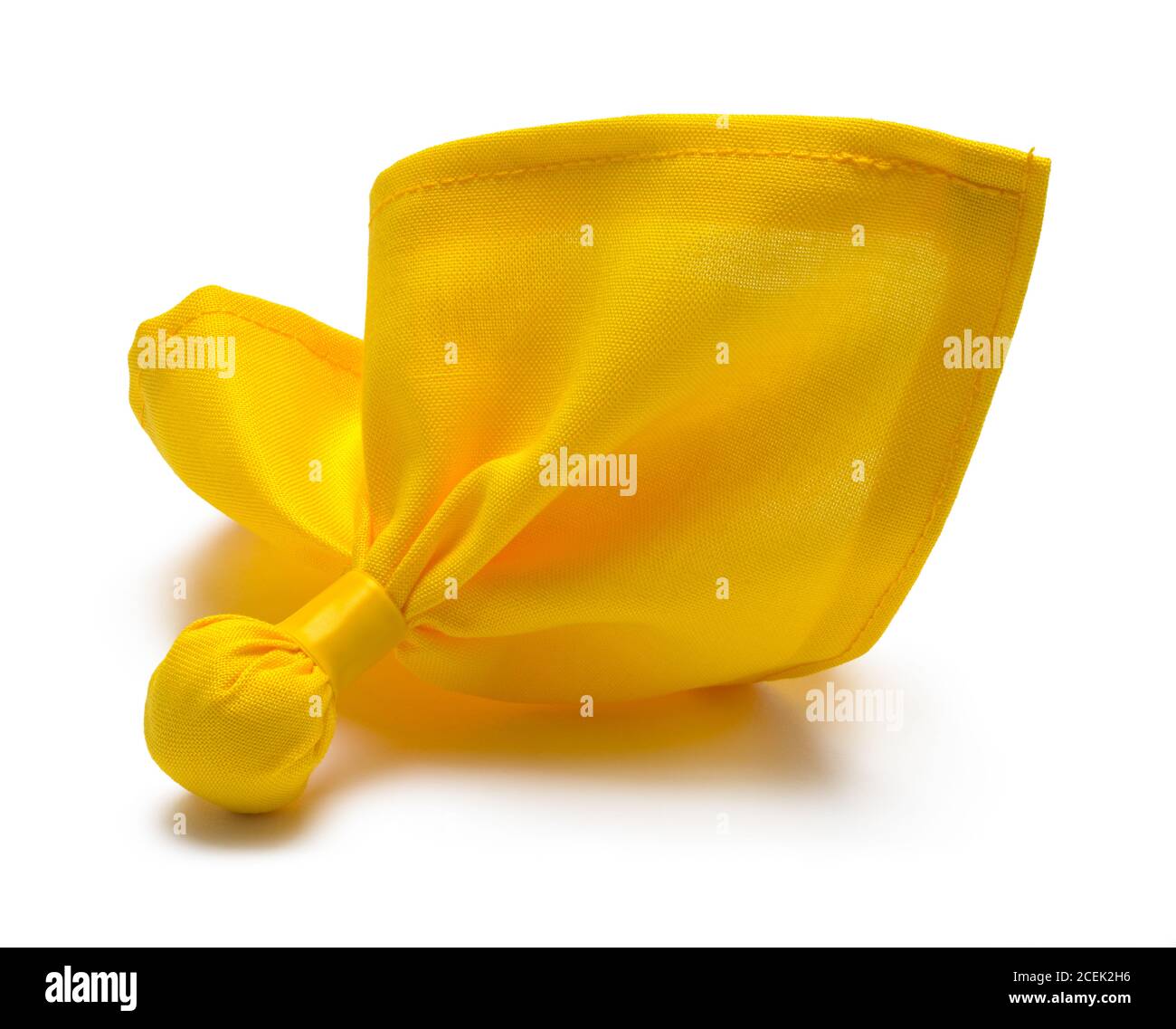 Drapeau de pénalité jaune de football isolé sur blanc. Banque D'Images