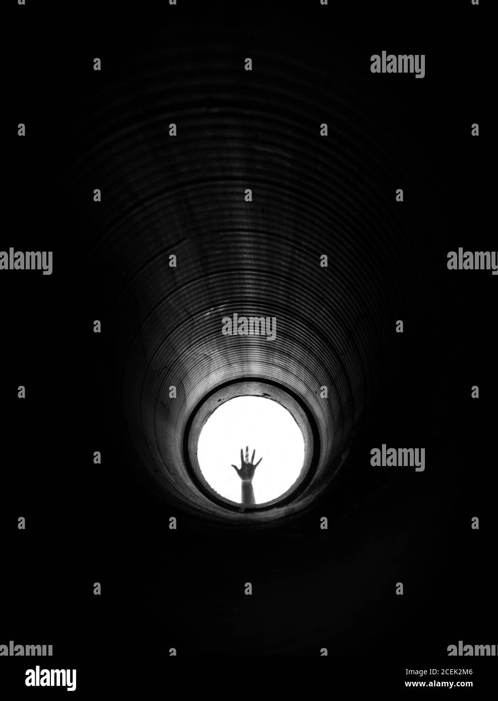 Perspective noir et blanc de la récolte main dans la lumière faire du buvard dans le tuyau Banque D'Images