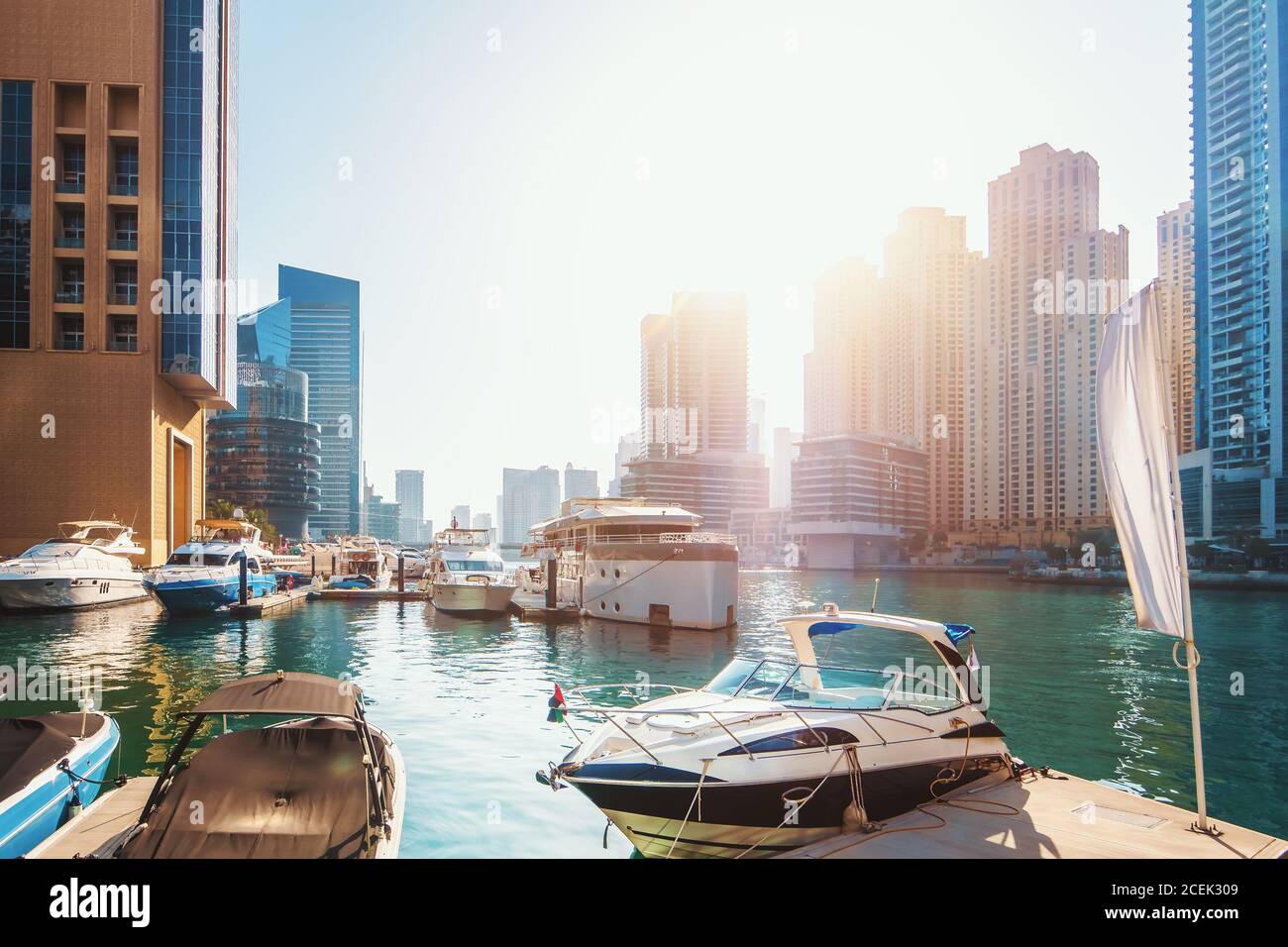 Marina de Dubaï avec jetée d'eau et gratte-ciels modernes, Émirats arabes Unis. Banque D'Images