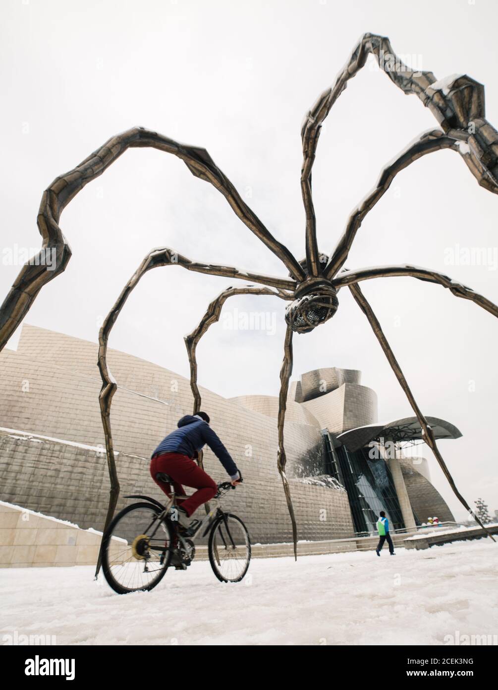 Vélo à cheval sous monument moderne en hiver Banque D'Images