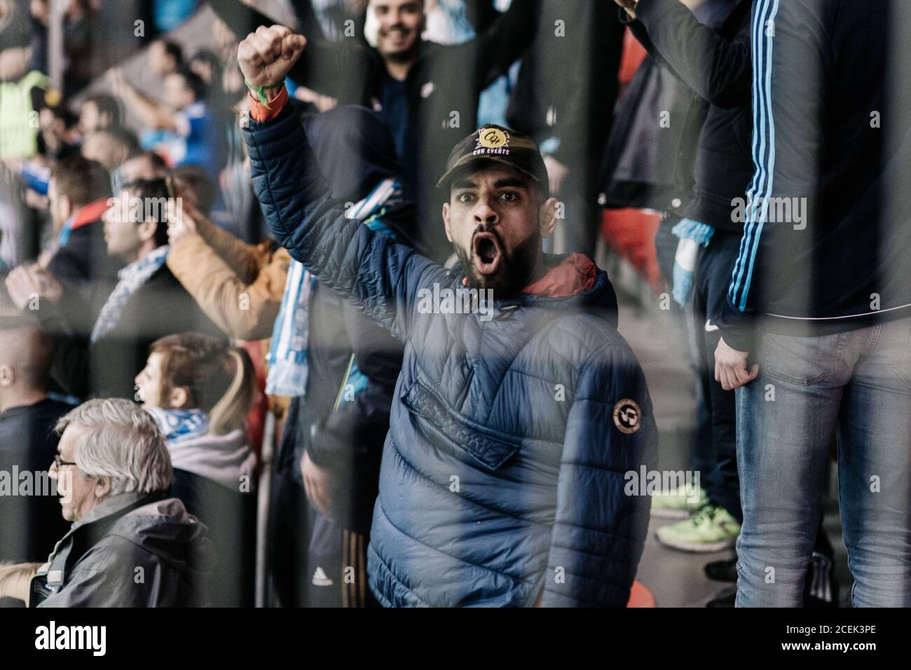 Un fan qui hurle avec la main dans la foule au stade Banque D'Images