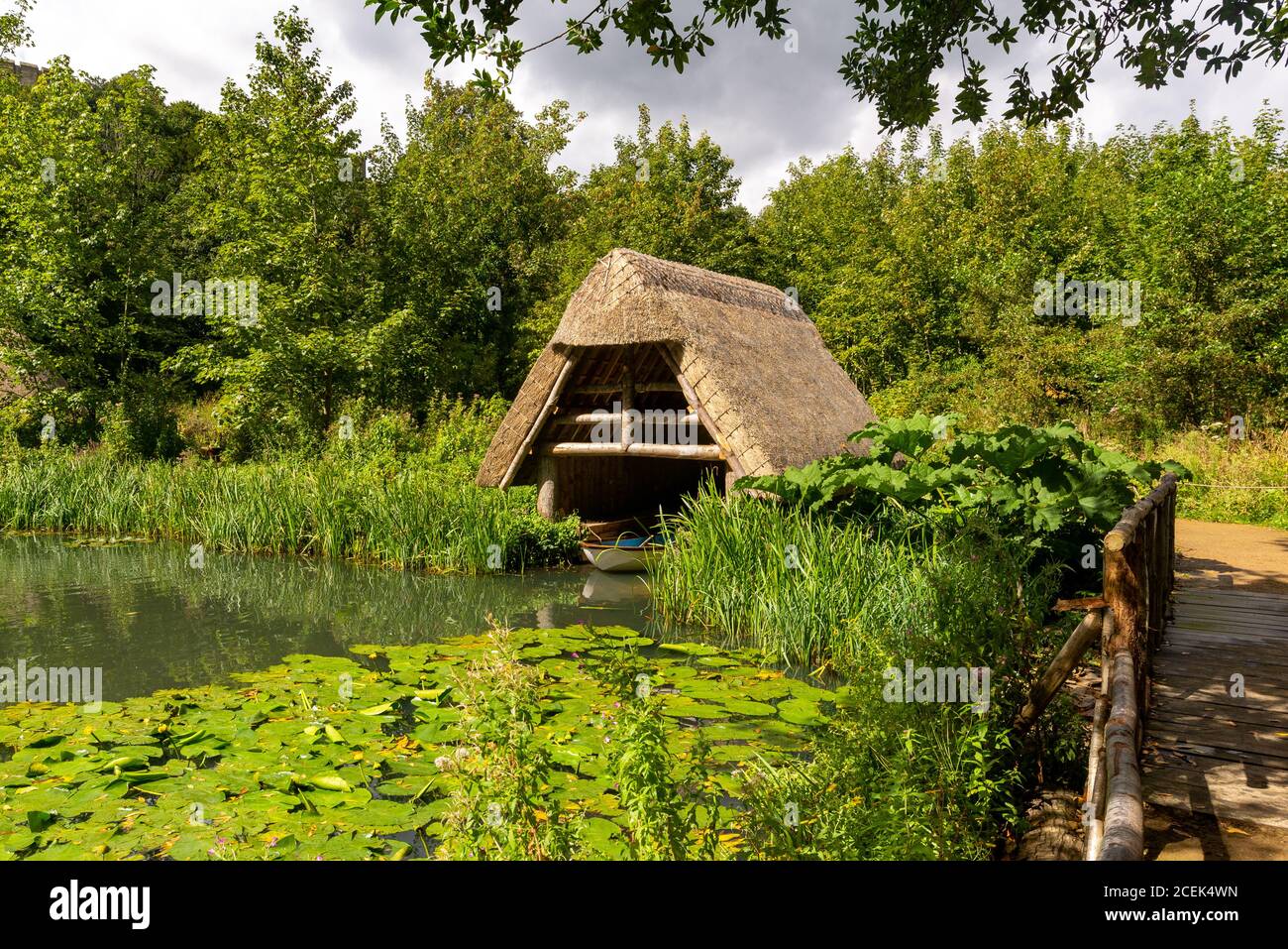 Bateau et étang à poissons dans les jardins du château d'Arundel, West Sussex, Angleterre, Royaume-Uni Banque D'Images