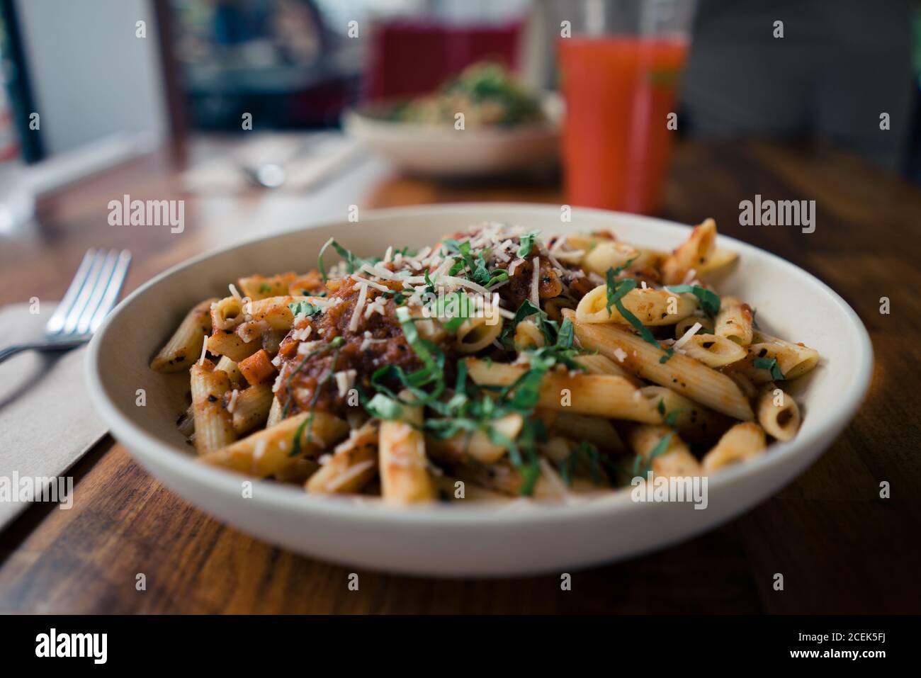 Macaroni bolognaise et sauce à la viande avec tomate et fromage Banque D'Images