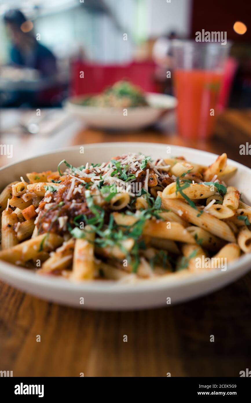 Macaroni bolognaise et sauce à la viande avec tomate et fromage Banque D'Images