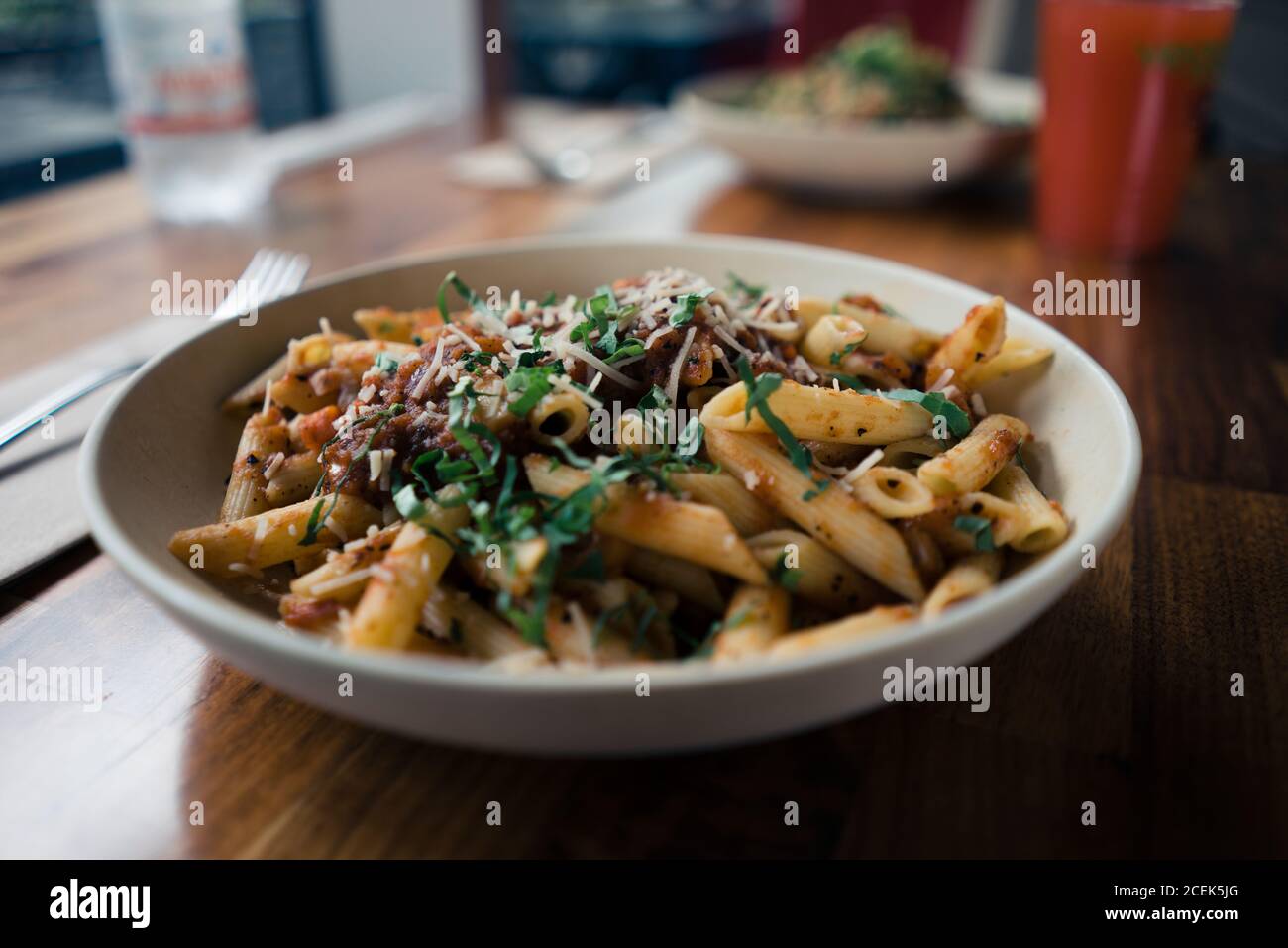 Macaroni bolognaise et sauce à la viande avec tomate et fromage Banque D'Images