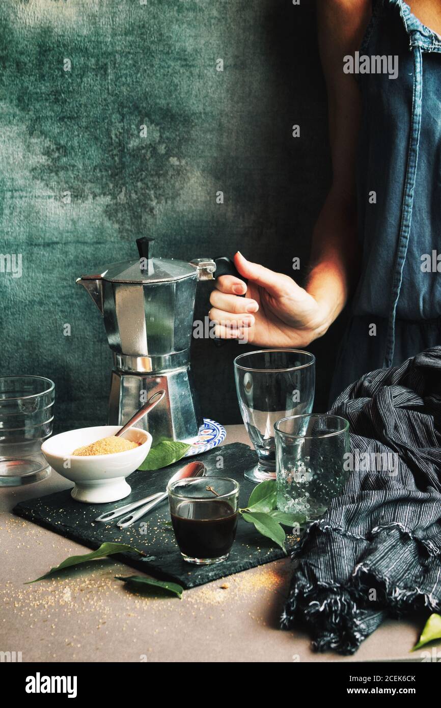 Femme servant du café en verre cristal Banque D'Images