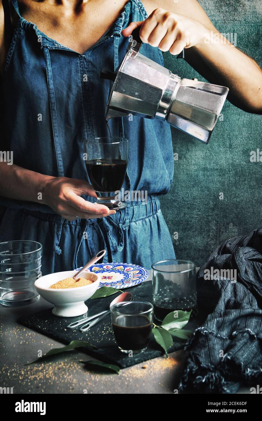 Femme servant du café en verre cristal Banque D'Images