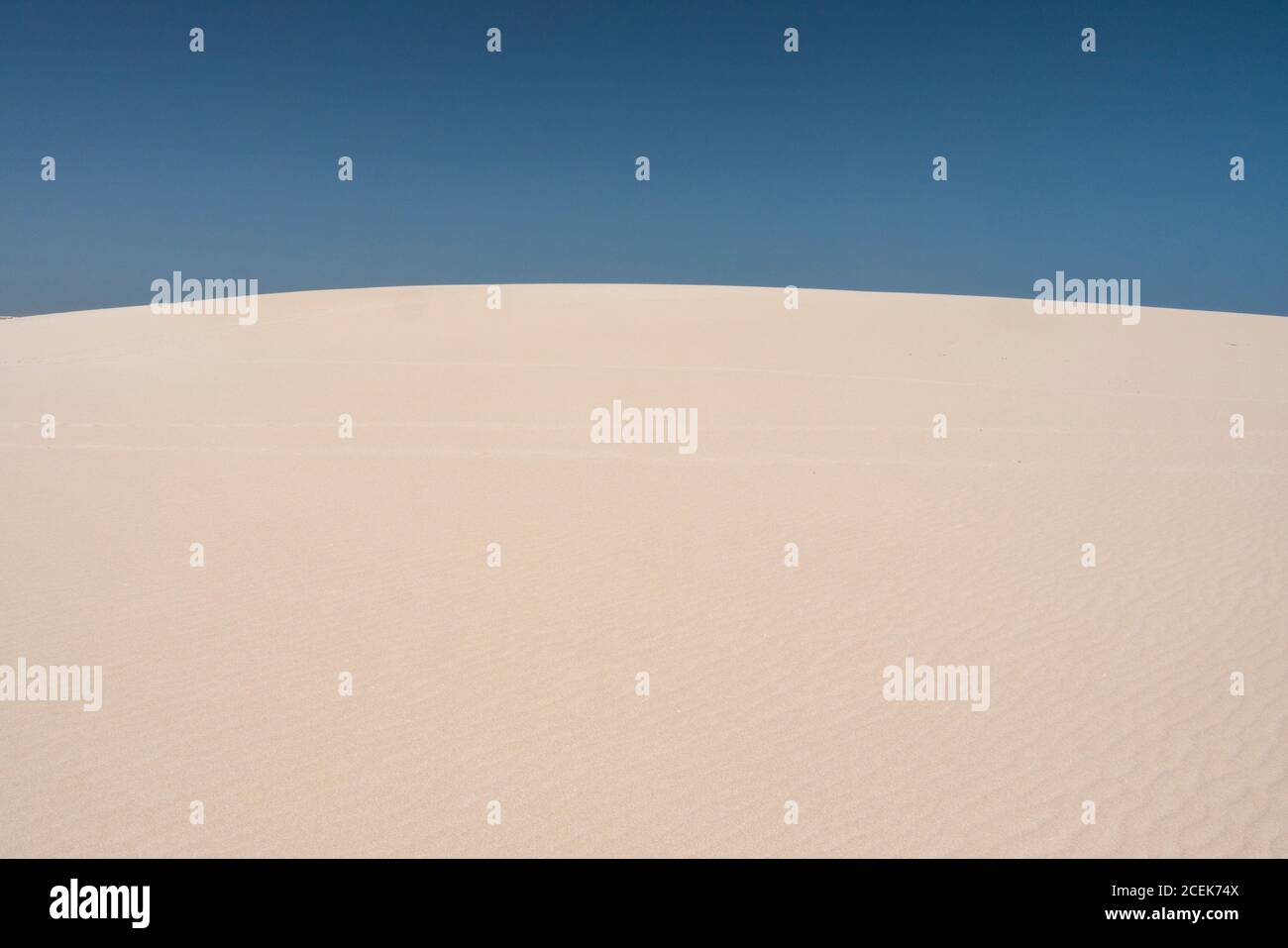 Colline de sable sur désert sauvage aride sur ciel bleu clair Arrière-plan dans les îles Canaries Banque D'Images