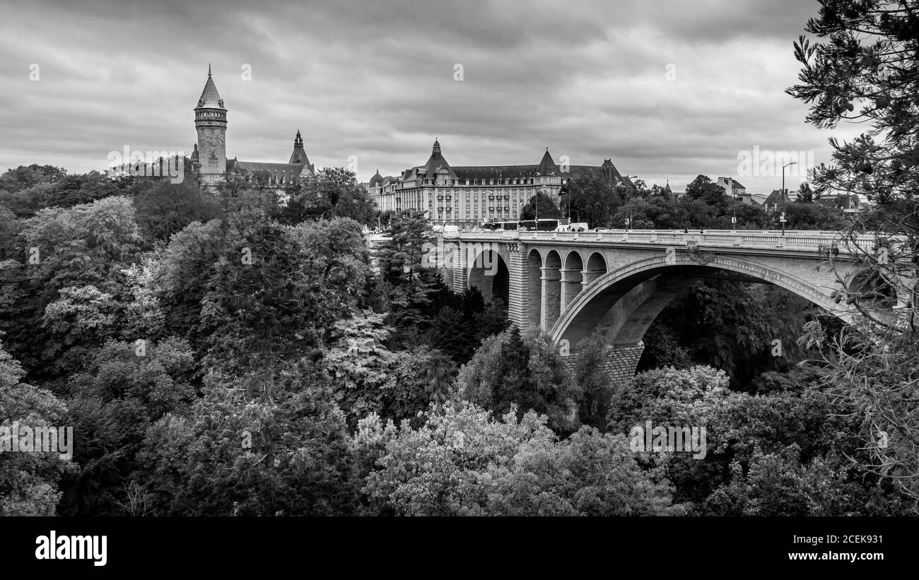 Photo en noir et blanc du Pont Adolphe (Pont Adolphe) et de la Vallé de la Pétrusse (Parc Petrusse), avec la Tour du Musée de la Banque à gauche Banque D'Images