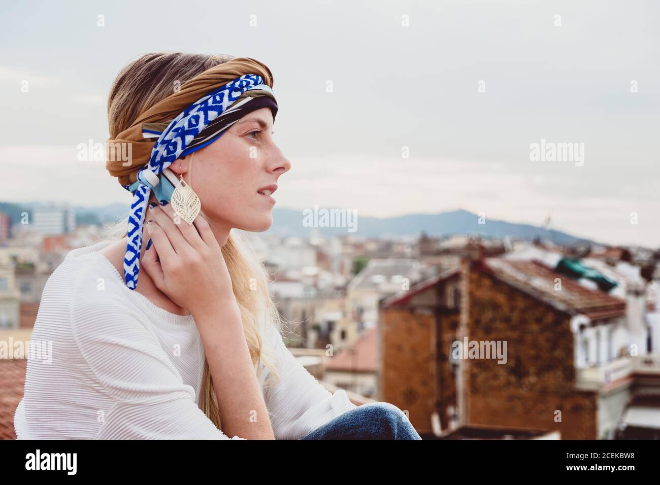 Femme en toile de tête debout sur le toit Banque D'Images