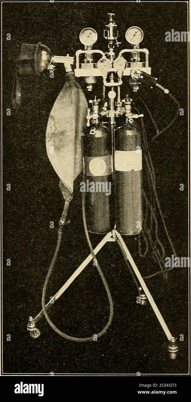 . La materia dentaire medica, la thérapeutique et l'écriture sur ordonnance. Étant si souvent induite asto conduire à la désignation populaire de la substance que le gaz riant.l'activité Reflex est également souvent évidente, le patient parfois besoin de retenue. Lorsque le gaz est mélangé à l'air, l'excite-ment est susceptible d'être plus grande et l'effet anesthésique produit plus lentement.la caractéristique la plus frappante de l'anesthésie à l'oxyde nitreux produite rapidement,est la cyanose due à l'exclusion de l'oxygène, vraiment l'asphyxie. Il a été retenu par certains que l'anesthésie par cet agent est simplement l'asphyxie; mais, bien que l'asphyxie moi Banque D'Images