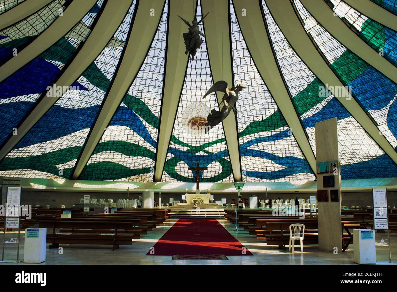 Vue intérieure depuis la cathédrale de Brasilia (cathédrale de Brasilia), la cathédrale catholique romaine conçue par Oscar Niemeyer. Banque D'Images