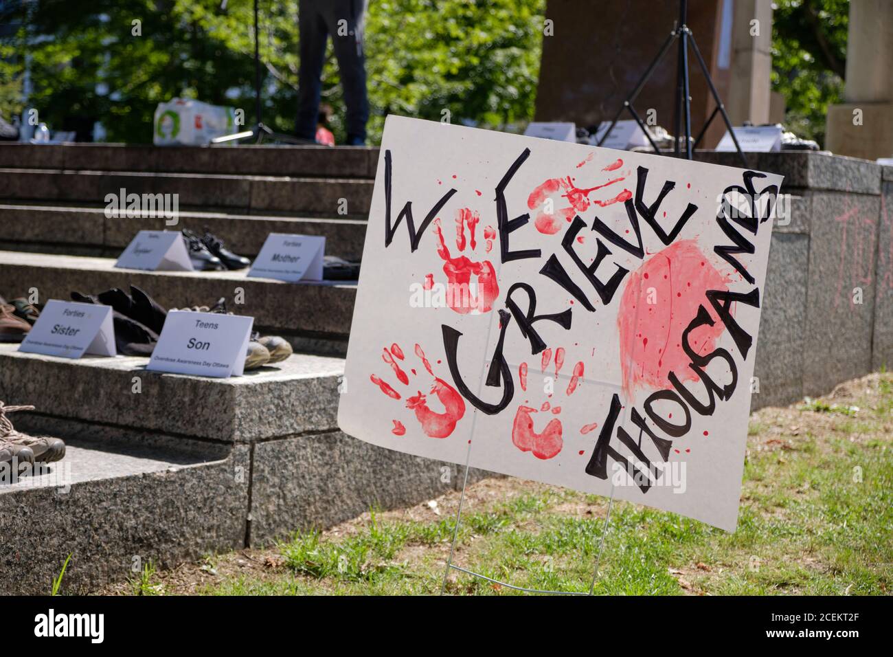 Ottawa, Canada. 31 août 2020. Nous Grieve des milliers signe et Chaussures de proches qui sont morts par l'épidémie d'opiacés Banque D'Images