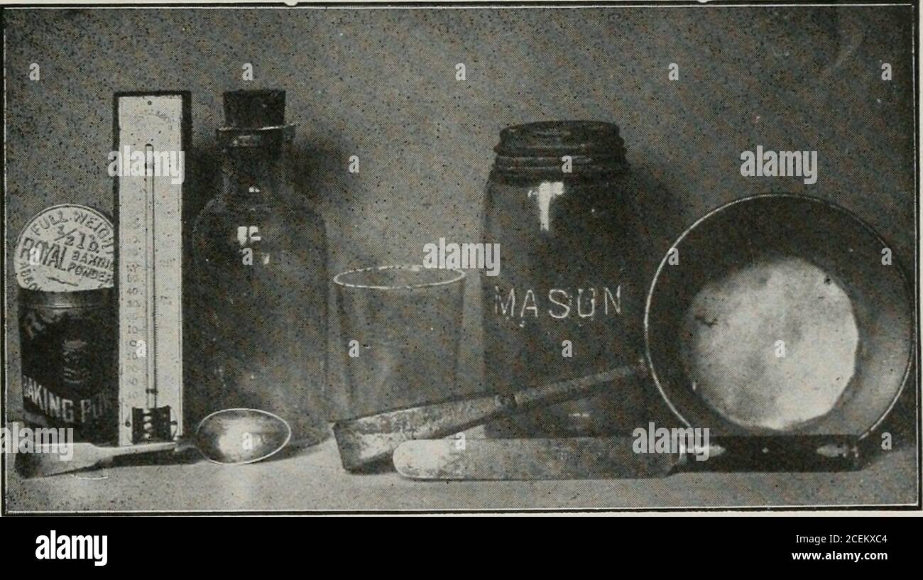 . Bulletin. EST-CE UN R.EKI OK LAIT TVLI: 10 EXPÉRIENCES AVEC LE LAIT ET LE BEURRE. Prendre une boîte de conserve (une boîte de poudre à pâte très propre), la remplir de halffull de lait et la mettre sur la cuisinière. Le lait bout et donne de la vapeur.la vapeur de tke est l'eau du lait. Un corps de calfs est principalement de l'eau. Ifwe laisser la CAN sur le poêle jusqu'à ce que le lait commence à dorer, l'eau aura été donnée. Environ sept-quatre-vingts de l'eau de lait et un-huitième est la matière solide. 2. Prendre une poudre à pâte couvrir; remplir à moitié de lait; mettre iton le poêle et évaporer l'eau comme dans l'expérience n° 1. Whendry, placez-le o Banque D'Images