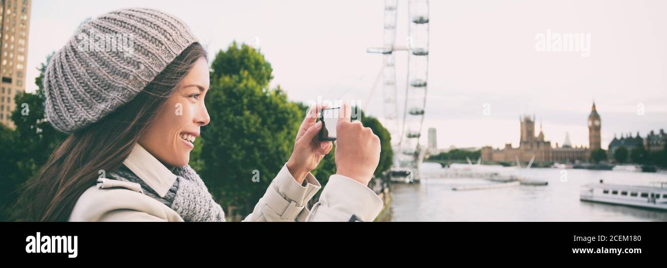 Londres europe Voyage femme prenant des photos avec téléphone bannière panorama. Tourisme tenant un appareil photo pour smartphone prenant des photos à Big Ben, Westminster Bridge Banque D'Images