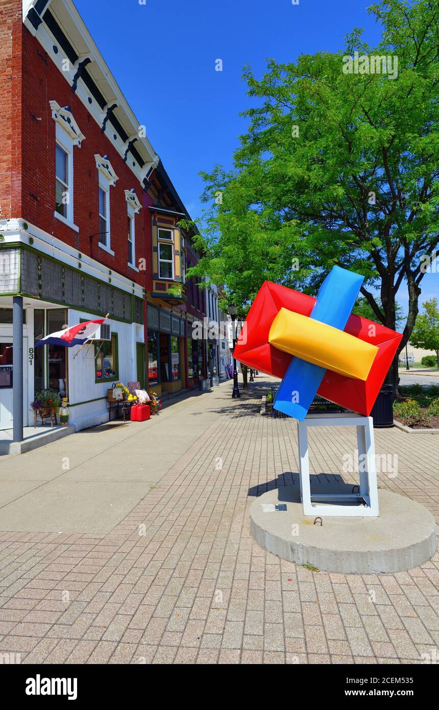 Michigan City, Indiana, États-Unis. Une sculpture moderne aux couleurs vives orne un coin dans le quartier historique commercial de Franklin Street. Banque D'Images