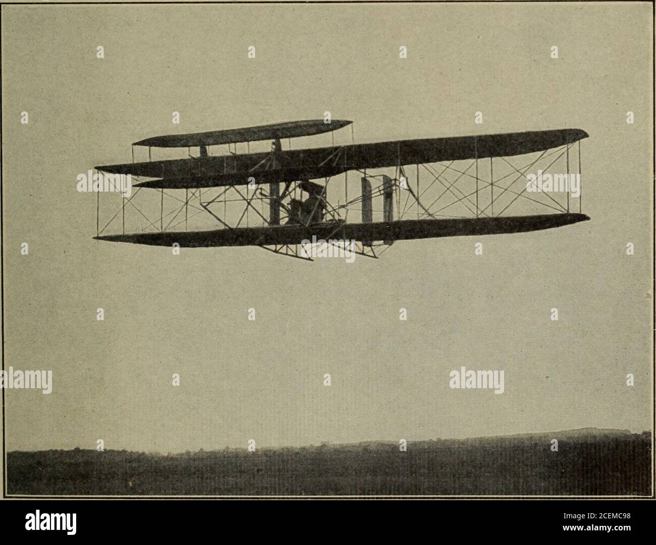 . Air extérieur. De cette hauteur, il s'est arrêté en roue libre, traversant la ligne d'arrivée à une vitesse incroyable. Son temps pour les deux tours était de 15 : 3of, et pour le deuxième tour 7 : 53|, brisant son propre record de mondes a fait abouthalf une heure avant. Le temps pour les deux tours griffés à la fin du concours, butla marque de circuit unique a été essuyé plus tard par Bleriot le soir du jour de la samarée par un seul tour en 7:47^. Thisrecord était, bien qu'il ne s'agisse pas d'une partie du programme officiel. Le lendemain de l'addedto de Curtiss ses lauriers en remportant le prix de la vitesse spécialisée pour trois tours en 23: 26, Banque D'Images
