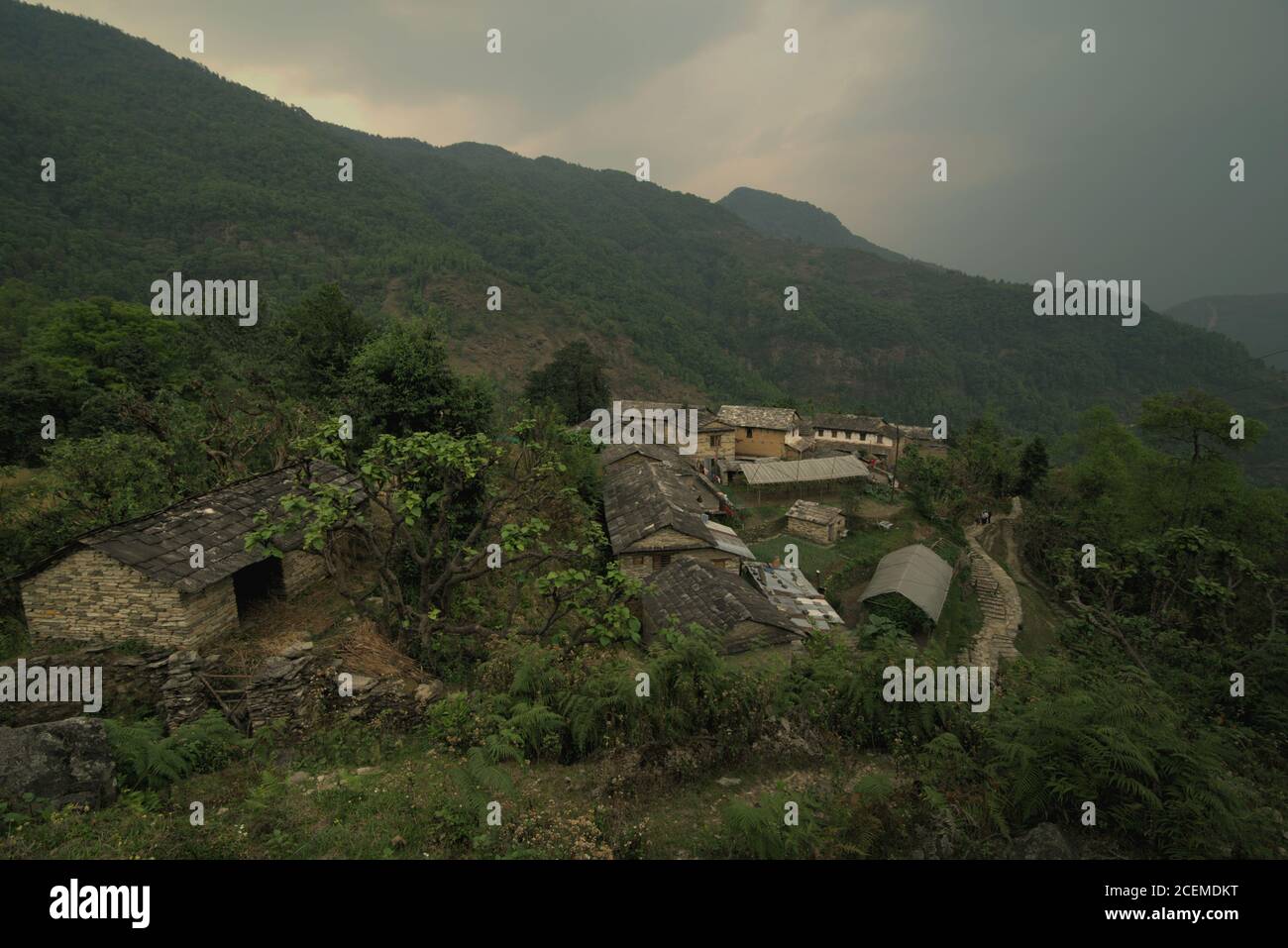 Vue sur le village agricole et écotouristique de Sidhane, Bhaudari Tamagi, sur le versant de la montagne Panchase dans le district de Kaski, Gandaki Pradesh, Népal. Banque D'Images
