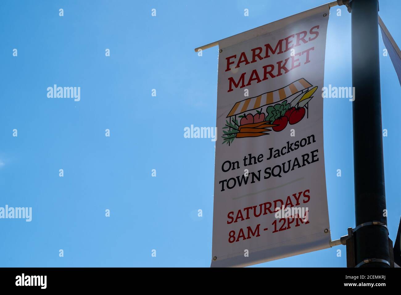 Jackson, Wyoming - 26 juin 2020 : panneau et bannière pour le marché agricole sur la place Jackson Town Square le samedi Banque D'Images