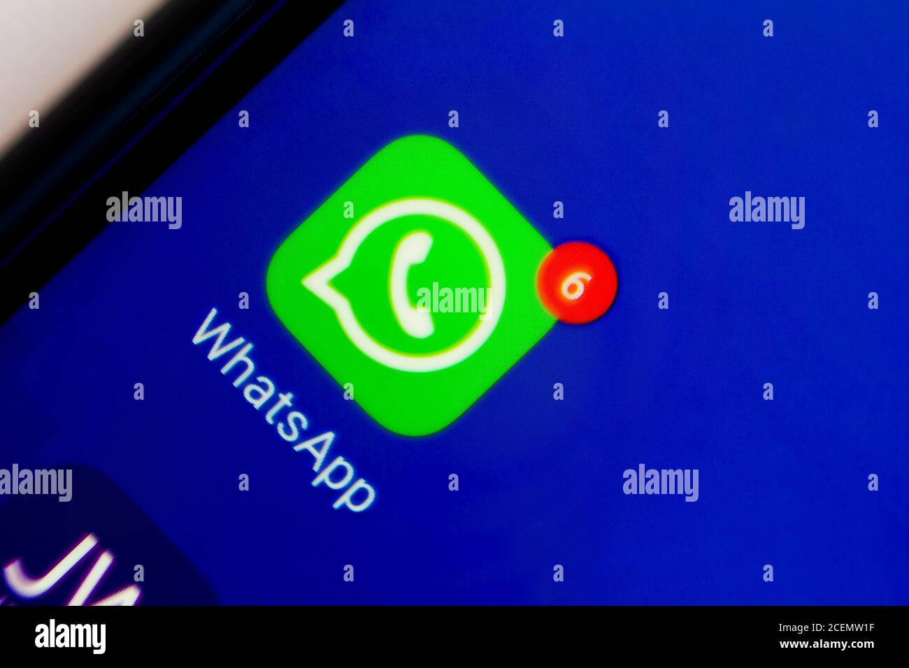 Sur cette photo, une icône de l'application WhatsApp s'affiche sur un smartphone. Banque D'Images