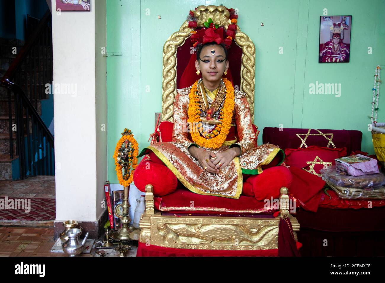 Katmandou, Népal. 09e septembre 2020. Vivant dieu Ganesh est assis sur son trône pendant le festival.Indra Jatra, le festival de rein de Dieu est célébré avec beaucoup de fanfare dans la vallée de Katmandou. Dans ce festival de huit jours, les Chariots de la déesse vivante Kumari et les Dieux vivants Ganesh et Bhairab sont tirés dans diverses parties de la ville. Mais en raison de la pandémie Covid-19 pour la première fois dans l'histoire, le traitement des chars a été annulé. Les dieux vivants Ganesh et Bhairab ont été adorés dans leur maison. Crédit : SOPA Images Limited/Alamy Live News Banque D'Images