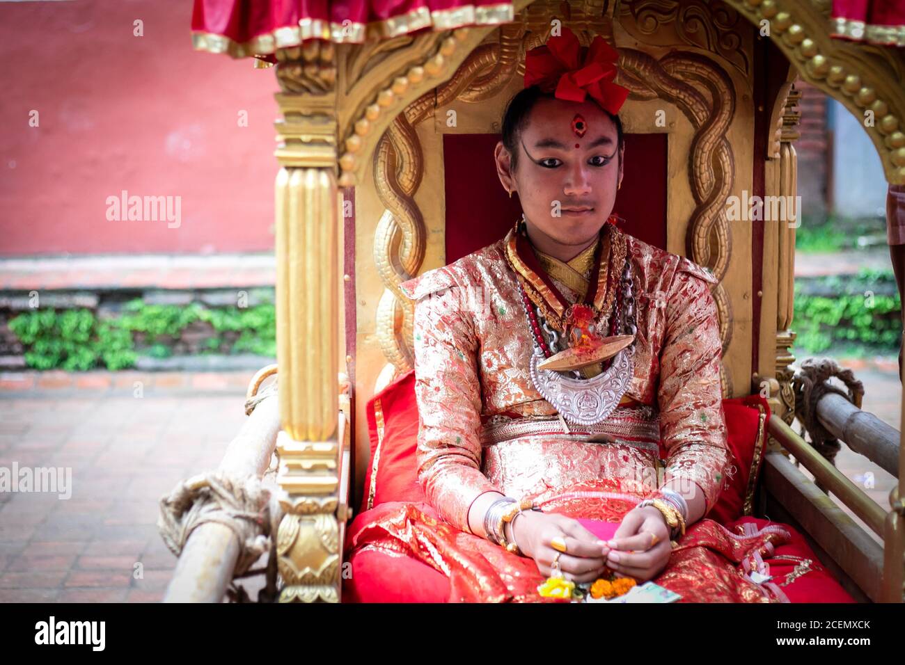 Katmandou, Népal. 09e septembre 2020. Vivant dieu Bhairav est assis sur son trône pendant le festival.Indra Jatra, le festival de rein de Dieu est célébré avec beaucoup de fanfare dans la vallée de Katmandou. Dans ce festival de huit jours, les Chariots de la déesse vivante Kumari et les Dieux vivants Ganesh et Bhairab sont tirés dans diverses parties de la ville. Mais en raison de la pandémie Covid-19 pour la première fois dans l'histoire, le traitement des chars a été annulé. Les dieux vivants Ganesh et Bhairab ont été adorés dans leur maison. Crédit : SOPA Images Limited/Alamy Live News Banque D'Images