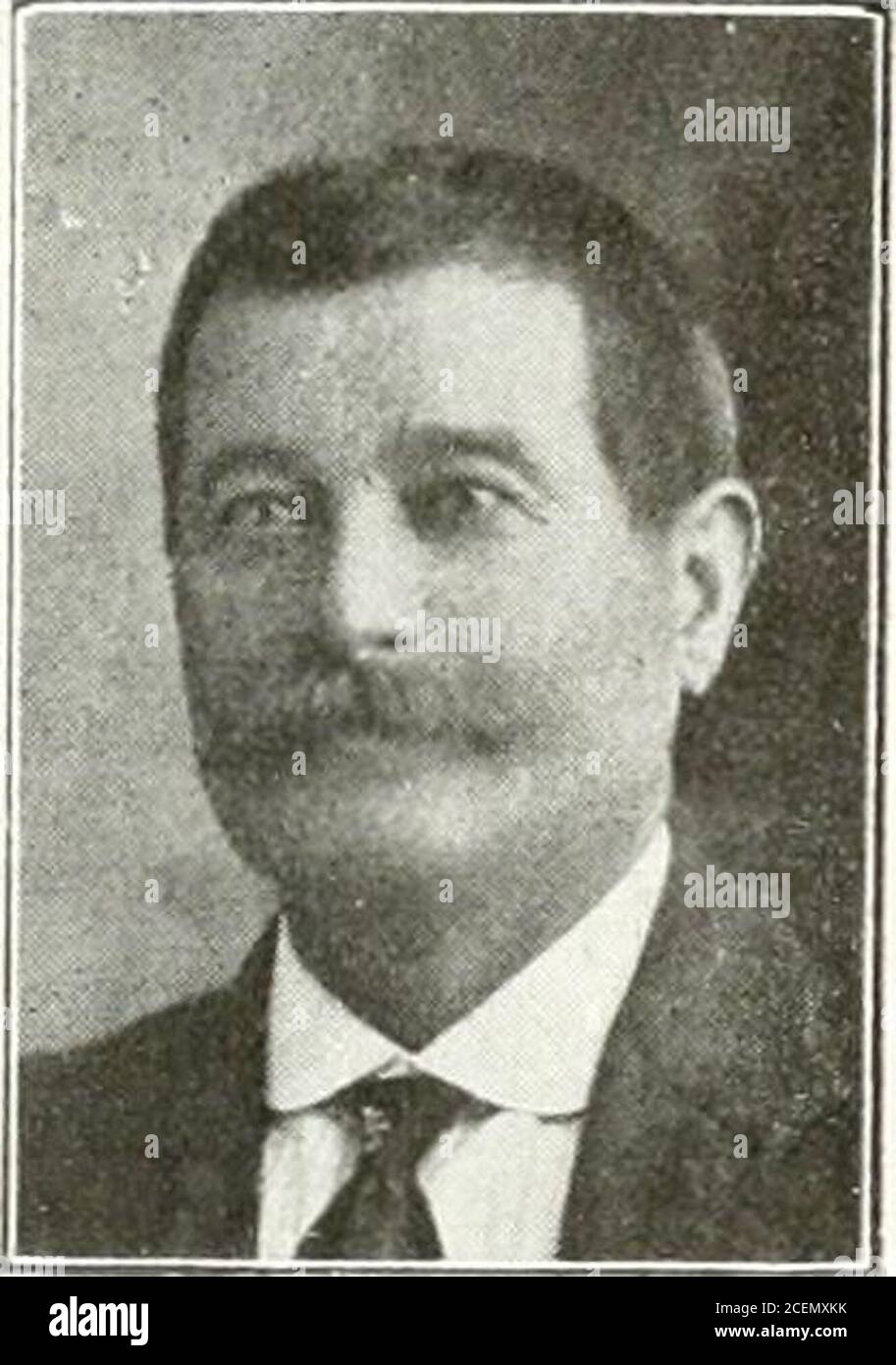. Los Italianos en el Uruguay : diccionario biográfico : contiene más de mil biografías de los residentes itálicos en la República Oriental del Uruguay. VÖR. Ña, en unión de Carlos Ponteprino, y desde enton-i es acá, han trabajado en sociedad, es decir des-de-face 27 años. En laactualidad la firma VI-gliecca y Ponteprino,se ocupa del mismonegocio en grande esca-1 i. teniendo estaecidoun importante depósi-to. En Montevideo, con-trajo enlace con doñaEmilia Secco, suya connacio-nal, sceno sus hi-jos uruguayos. Ha ac-tuado de continuo entrela colli.i italiana, ha-biendo ocúpalo plongeur-sos carg Banque D'Images