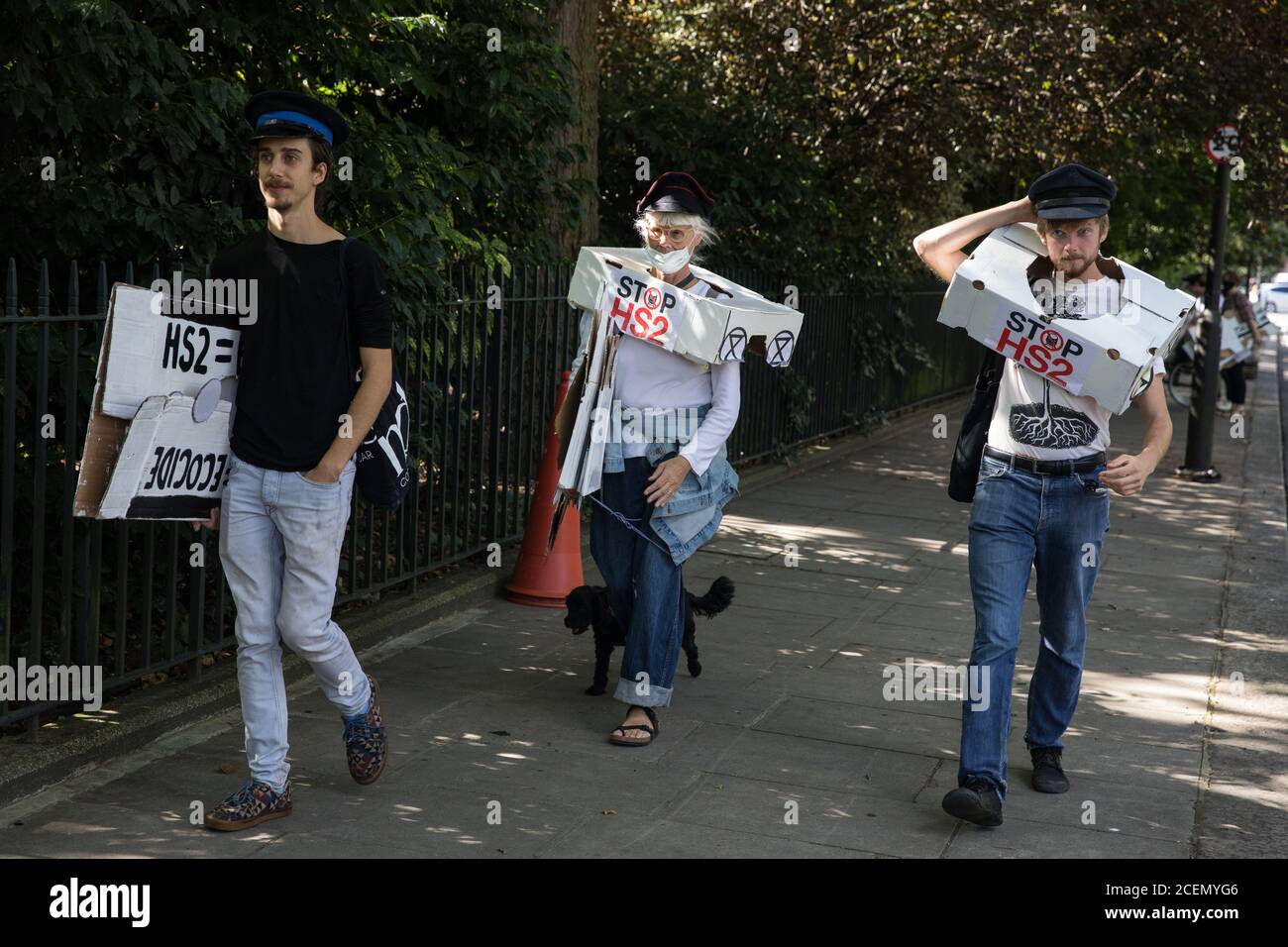 Londres, Royaume-Uni. 1er septembre 2020. Les militants anti-HS2 de la rébellion HS2 et de l'arrêt HS2 se préparent à marcher du Palais de Buckingham à un rassemblement sur la place du Parlement. Les activistes de la rébellion HS2 assistent aux manifestations de la rébellion de la rébellion de septembre à Londres pour appeler le gouvernement à annuler la très controversée liaison ferroviaire à grande vitesse HS2 en raison de son impact environnemental extrêmement préjudiciable et de son coût estimé à 106 milliards de livres sterling. Crédit : Mark Kerrison/Alamy Live News Banque D'Images