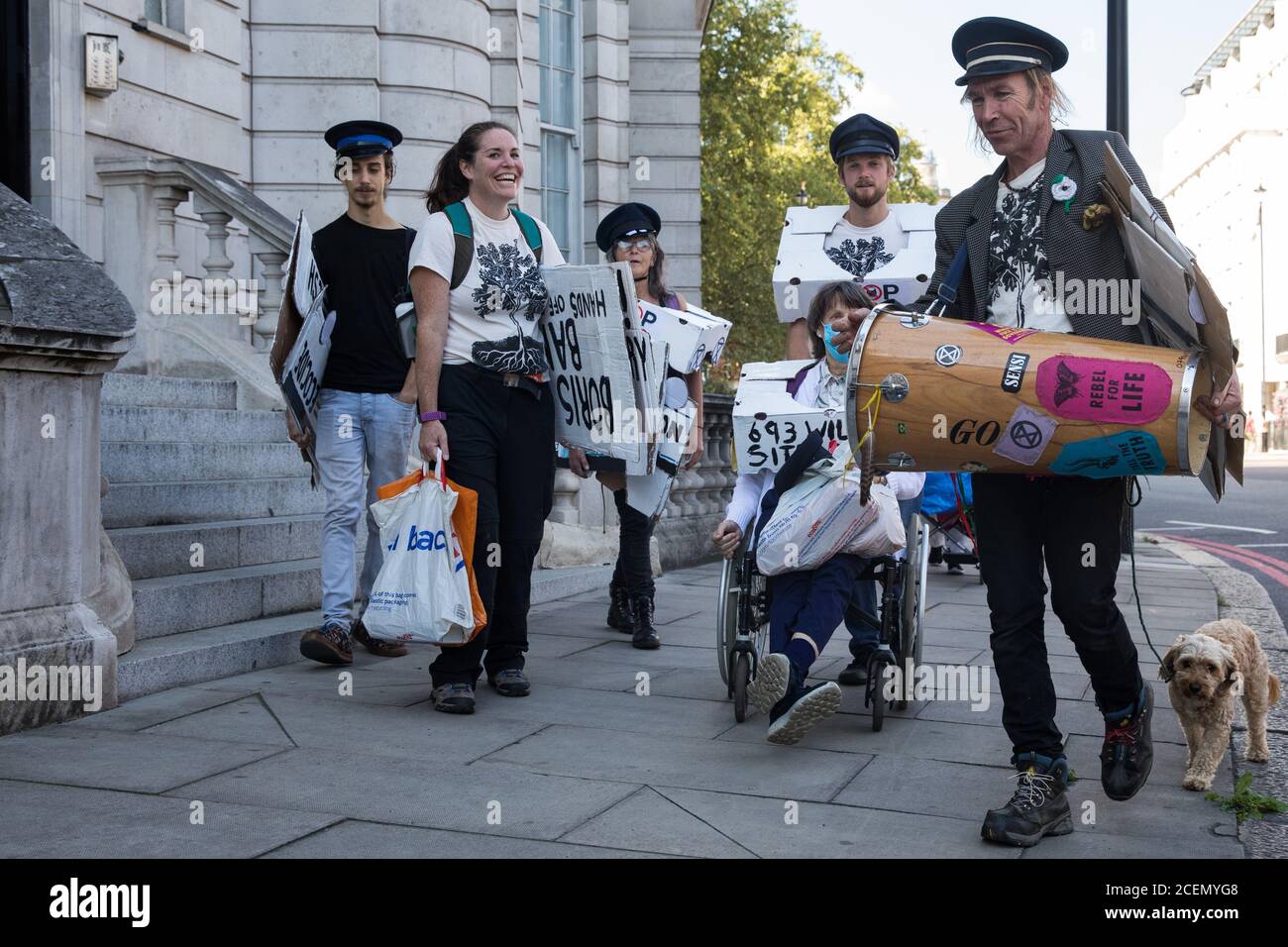 Londres, Royaume-Uni. 1er septembre 2020. Les militants anti-HS2 de la rébellion HS2 et de l'arrêt HS2 se préparent à marcher du Palais de Buckingham à un rassemblement sur la place du Parlement. Les activistes de la rébellion HS2 assistent aux manifestations de la rébellion de la rébellion de septembre à Londres pour appeler le gouvernement à annuler la très controversée liaison ferroviaire à grande vitesse HS2 en raison de son impact environnemental extrêmement préjudiciable et de son coût estimé à 106 milliards de livres sterling. Crédit : Mark Kerrison/Alamy Live News Banque D'Images