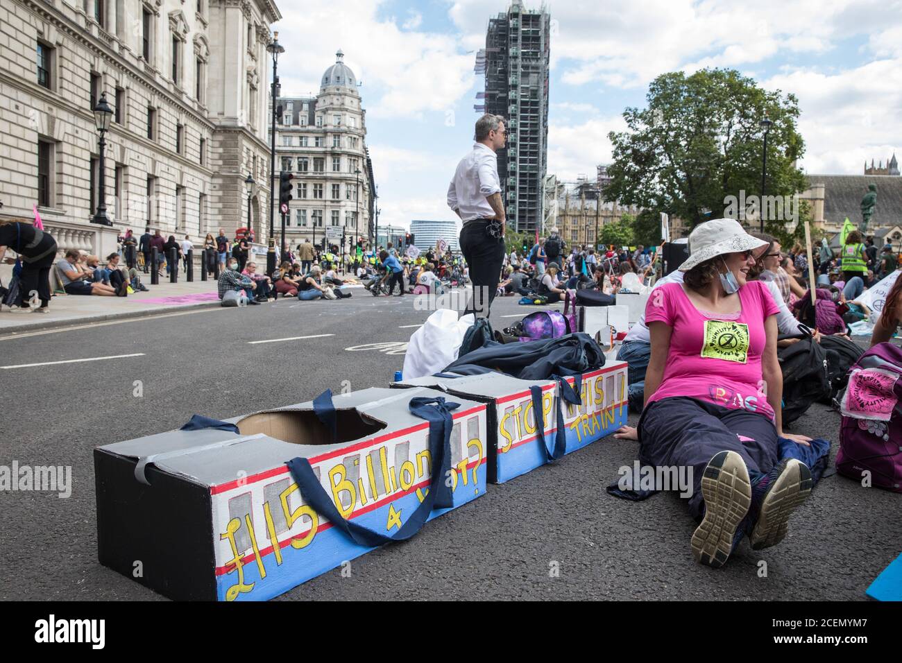 Londres, Royaume-Uni. 1er septembre 2020. Des militants anti-HS2 de la rébellion HS2 et de l'arrêt HS2 assistent à un rassemblement Back the Bill sur la place du Parlement. Les activistes de la rébellion HS2 assistent aux manifestations de la rébellion de la rébellion de septembre à Londres pour appeler le gouvernement à annuler la très controversée liaison ferroviaire à grande vitesse HS2 en raison de son impact environnemental extrêmement préjudiciable et de son coût estimé à 106 milliards de livres sterling. Crédit : Mark Kerrison/Alamy Live News Banque D'Images