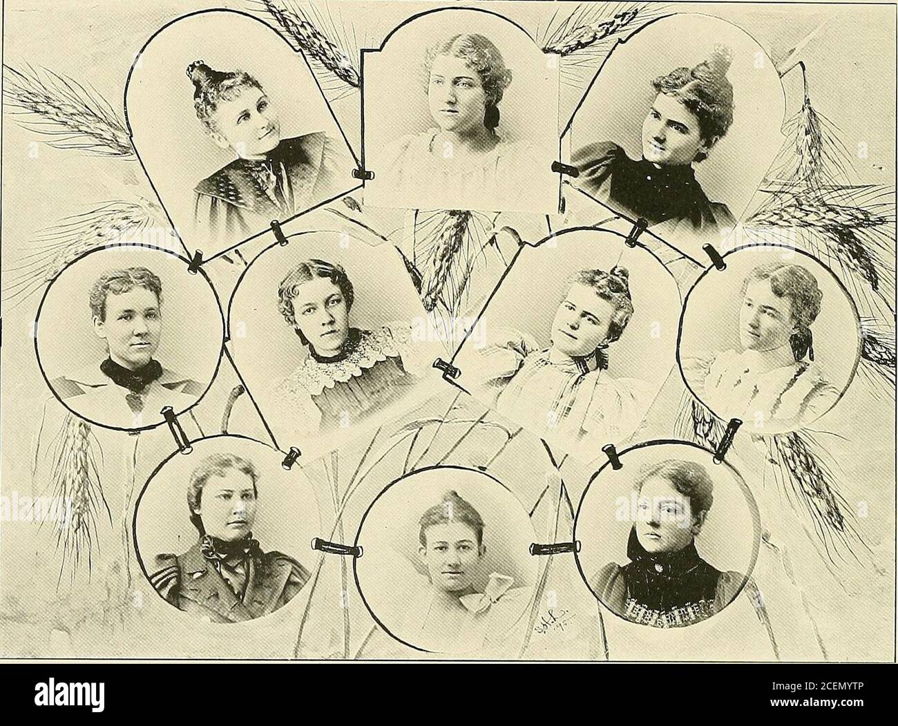 . Le Phoenix. SEXK )CLASSE K. Classe de graduation de 1895. R. B. Ella Estelle Brown, ; Newbern, terme . B. S. Nora Alice Bobbitt, Beebe Ark Hattie Harrison Brown, Henrietta Texas Gertrude Whipple Caldwell, Trenton Tenn Sallie Lou Dodson, Liban, Tenn Marguerite Ann McKee, Grant Tenn Anna Stuart McLaughlin, Powderly Ala Lucy Ivie Mitchell Whiteville, Tenn Daisy Murphy Lebanon, Tenn Alice SHEPELL, Texas, PITTSYBURG. Annexe! Annexe! C. U. A. Ninety-Five, Ninety-Five ! XCV. Cumberland ! —75— Maidenhood. Jeune fille avec le poireau, oeil brun dont orbes une ombre se trouve, comme le crépuscule dans ev Banque D'Images