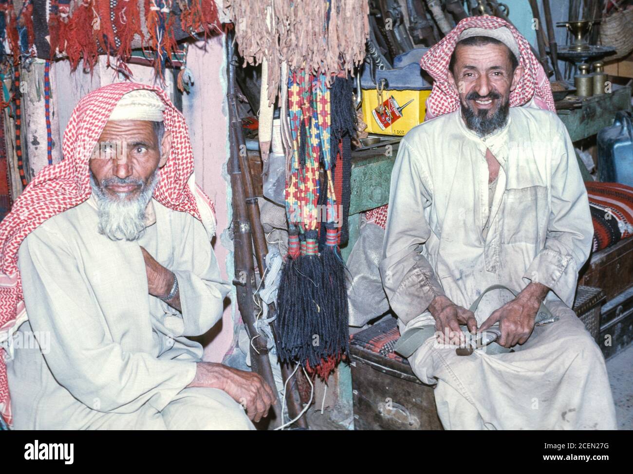 Riyad, Arabie Saoudite. Saudi Merchant et son invité. Photographié le 1975 juin. Banque D'Images