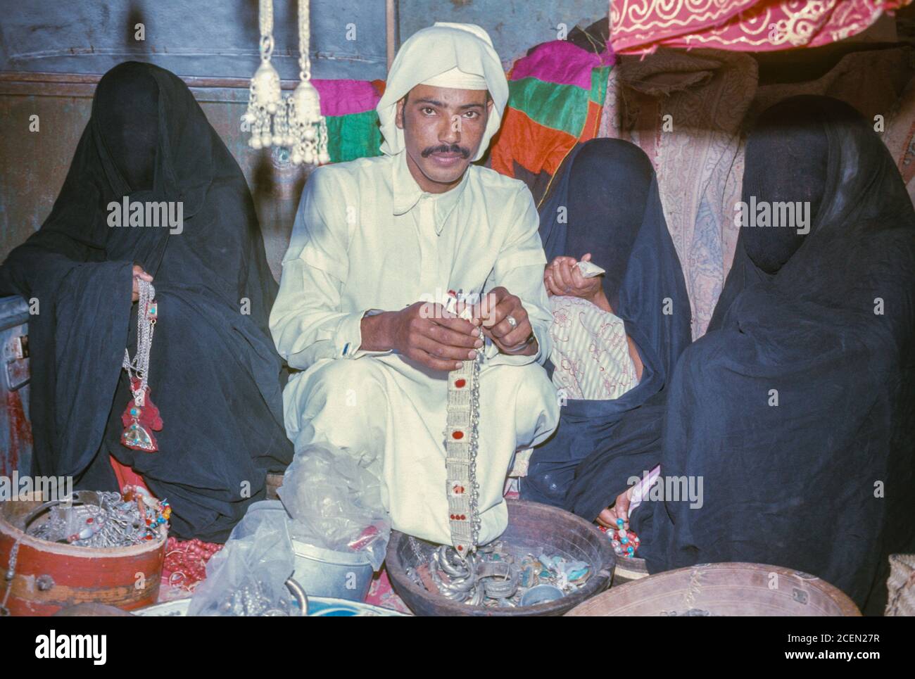 Riyad, Arabie Saoudite. Trois saoudiennes voilées magasiner pour bijoux dans le Suq. Photographié le 1975 juin. Banque D'Images