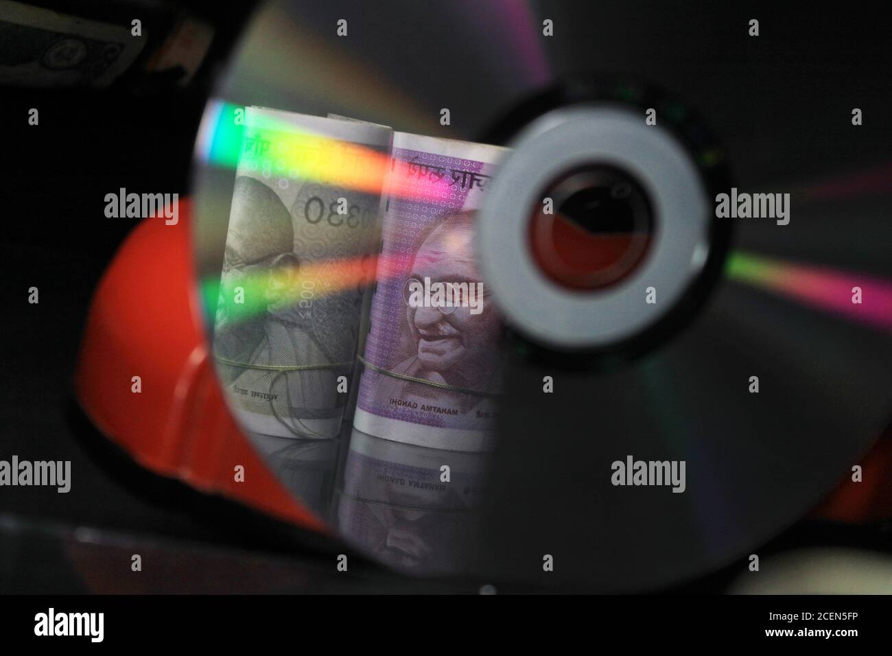 Nouvelle monnaie indienne. note de 2000 roupies. Monnaie indienne isolée sur fond noir. Banque D'Images